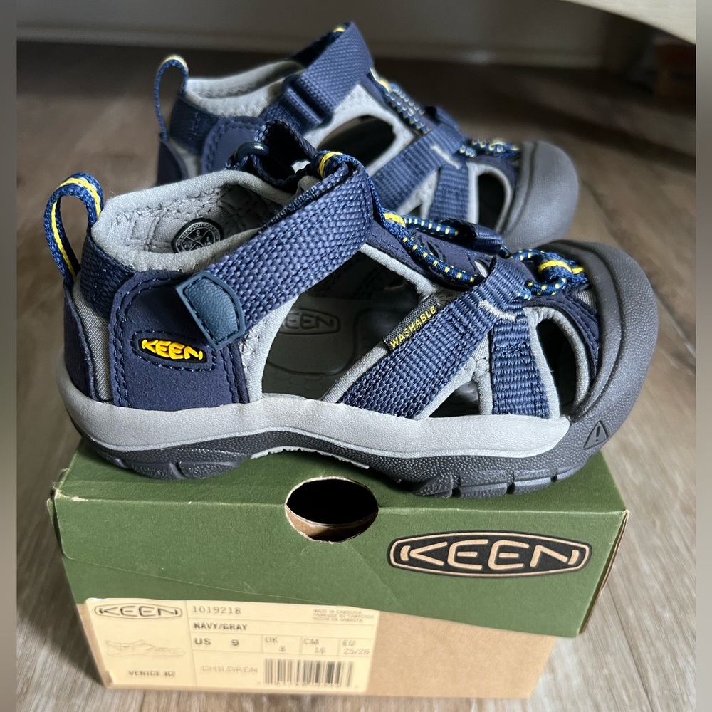 NWT- KEEN Unisex-Child Venice H2 Closed Toe Water Sandals